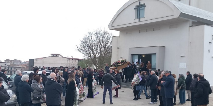 A Ragusa una folla commossa di persone ai funerali di Anna Maria Galfo, 62 anni, moglie del già consigliere comunale Gianni Iurato