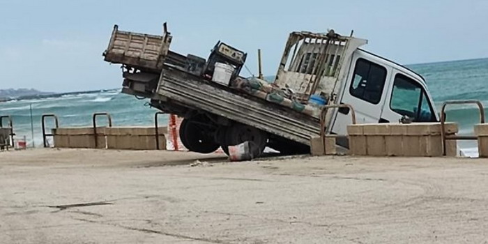Il furgone in bilico tra balaustra e scogliera sul lungomare di Donnalucata. Nessun ferito