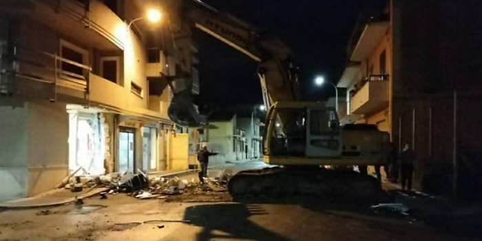 Ben 2 sportelli bancomat sono stati scassinati con una ruspa ad Acate. I malviventi causano pure un incidente che coinvolge i carabinieri