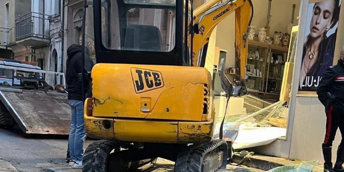 Clamoroso furto con l’utilizzo di un escavatore ai danni di una gioielleria di via Casmene a Comiso. Il proprietario ha avuto un malore