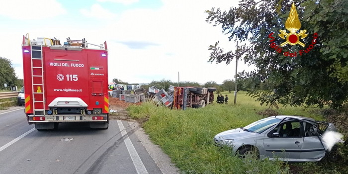 Autocarro tampona una macchina e si ribalta sulla provinciale Pozzallo Ispica: muore il conducente del mezzo pesante, un ferito trasportato all'ospedale Maggiore di Modica