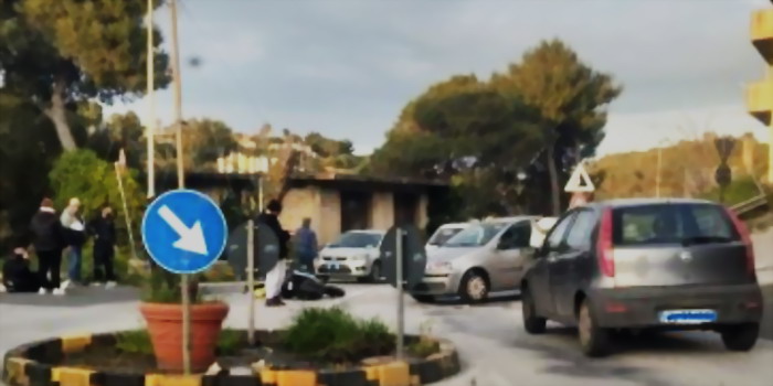 Scontro tra auto e scooter all’altezza della mini rotatoria tra via San Giuliano e via Cozzo Rotondo a Modica: un giovane rimasto ferito