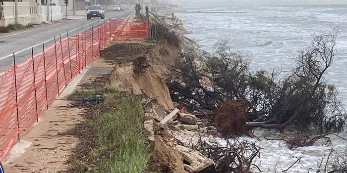 Stanziato mezzo milione di euro per il primo intervento di messa in sicurezza della strada litorale ispicese dopo i gravi danni causati dal ciclone Harry