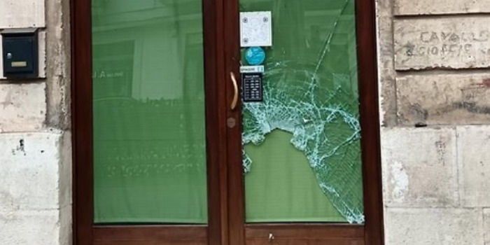 Raid notturno nel centro storico di Modica: frantumata la vetrata dell'ingresso di una nota pizzeria. Danni anche in altri locali della zona