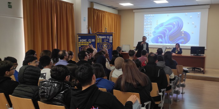 Dal revenge porn al bullismo online: i rischi in rete che insidiano i giovani illustrati a Modica