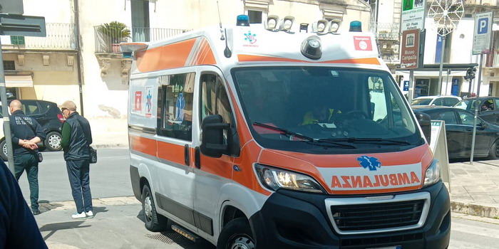 Giovane mamma vittima di un malore in piazza Matteotti a Modica mentre spinge il passeggino con la bimba. Interviene l'ambulanza sul posto