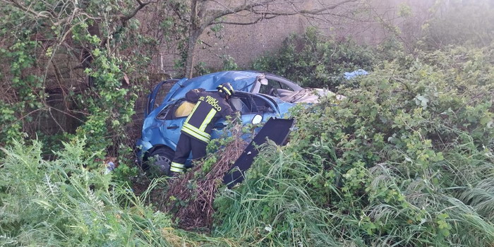 Scontro tra 2 auto, di cui una precipitata in fondo a una scarpata alla periferia di Ragusa: feriti gravemente una donna e il figlio 15enne Scontro tra 2 auto, di cui una precipitata in fondo a una scarpata alla periferia di Ragusa: feriti gravemente una donna e il figlio 15enne