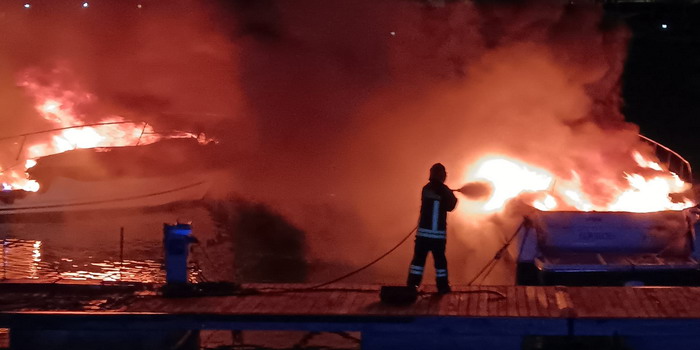 A fuoco nella notte 2 barche da diporto ormeggiate in uno dei pontili al porto di Scoglitti. Non ci sono feriti
