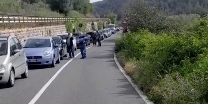 L'incubo del passaggio a livello della stazione di Ibla, lungo la statale 194 tra Ragusa e Giarratana, che resta chiuso per quasi un'ora