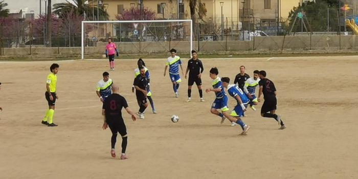 Il derby tra Scicli e Santa Croce Soccer se lo aggiudica la squadra biancazzurra: basta un bel gol di testa di Drame