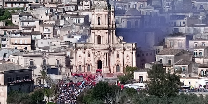Il Vescovo di Noto Mons. Rumeo critico sulla festa di San Giorgio a Modica: 