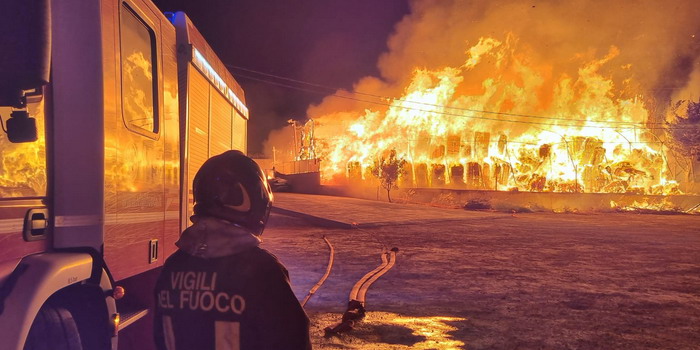 Un incendio di vaste proporzioni ha distrutto nella notte l'azienda Orto Imballaggi sulla Santa Croce Comiso. Il sindaco: 