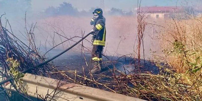 Incendio all'ingresso di Marina di Modica: il denso fumo ha causato rallentamenti lungo la strada. Non ci sono feriti, cause da accertare