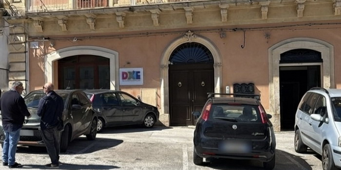Una donna su una Punto si schianta prima su un'auto in sosta e poi contro un edificio, tranciando la conduttura del metano a Modica