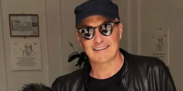 7 anni dopo l’ultimo episodio del Commissario Montalbano, l’attore Luca Zingaretti è tornato a Scicli. Viaggio nella nostalgia del vecchio set