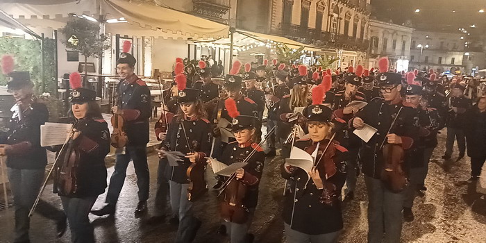 VIDEO La suggestiva processione del Venerdì Santo a Modica: la banda musicale Belluardo Risadelli in divisa storica e l’uso degli archi