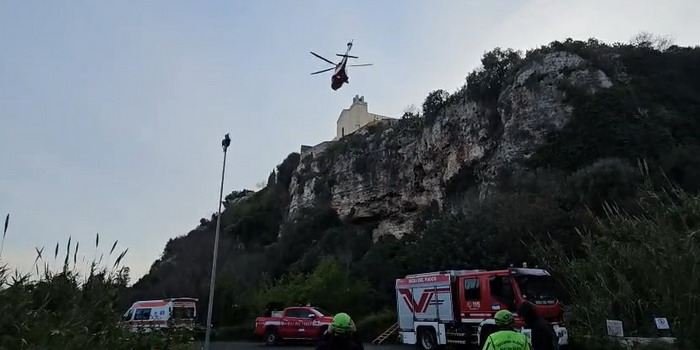 Tragedia di Pasqua a Ispica: il cadavere di un 36enne recuperato dai pompieri nel dirupo vicino al convento di Santa Maria del Gesù Tragedia di Pasqua a Ispica: il cadavere di un 36enne recuperato dai pompieri nel dirupo vicino al convento di Santa Maria del Gesù