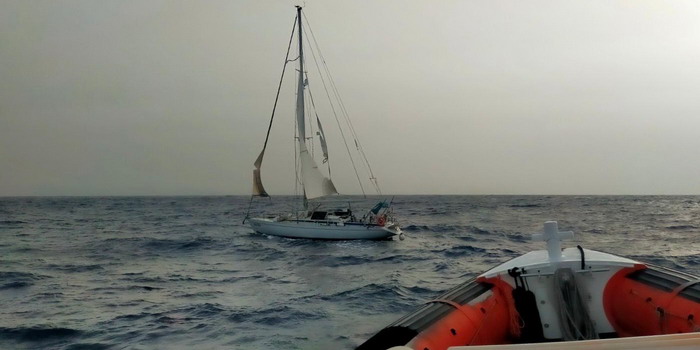 La guardia costiera esegue un intervento di soccorso in mare su una imbarcazione alla deriva al largo di Pozzallo. In salvo il diportista