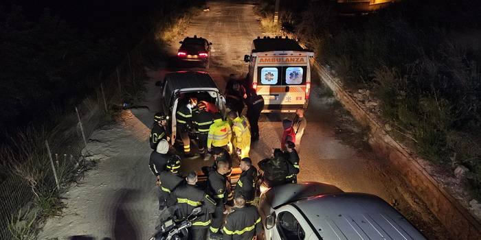 Un uomo precipita in una scarpata, restando ferito e bloccato in un'area rurale impervia a Comiso. Salvato dai pompieri e ricoverato