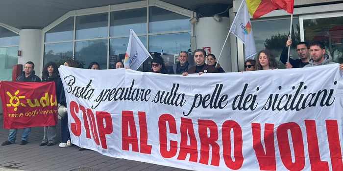 Sit-in di protesta all'aeroporto di Catania contro il caro voli che grava su cittadini, lavoratori e studenti diretti in Sicilia per la Pasqua