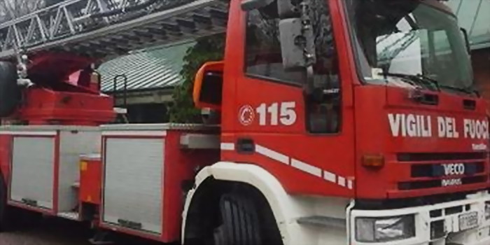 Incendio sul terrazzo di una casa al quartiere Santa Maria La nova a Scicli, 2 bombole gpl a rischio scoppio. Una donna in stato di shock