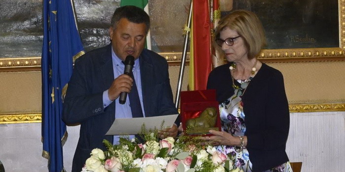 Leone di Bronzo della città di Scicli alla professoressa Susan Gennaro, nota nel mondo per  la sua ricerca in campo medico