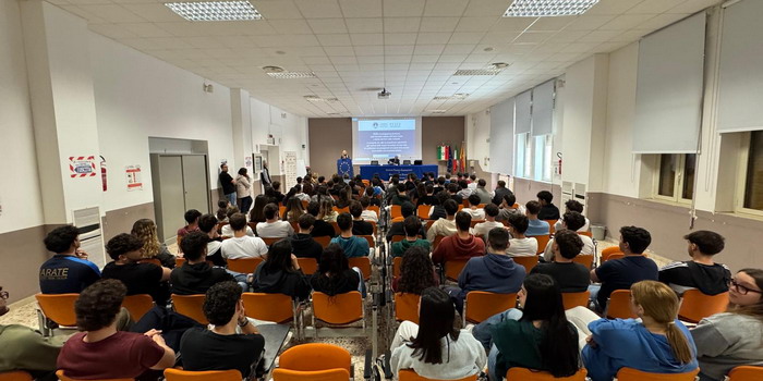Gli alunni dell'istituto Besta di Ragusa hanno incontrato l'ambasciatore Valensise. Focus sulla situazione geopolitica internazionale