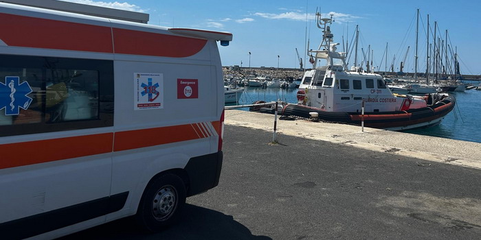Marinaio colto da malore su una nave al largo di Pozzallo: evacuazione della guardia costiera e trasporto in ospedale