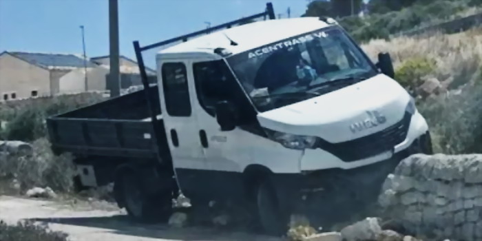 Autocarro si schianta su un muro a secco sulla Ragusa Mare. 3 incidenti in 4 giorni