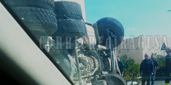 Camion cappottato sulla Ragusa mare, ferito l'autista. Traffico rallentato dal carico di sabbia trasportato dal mezzo e riversatosi in strada