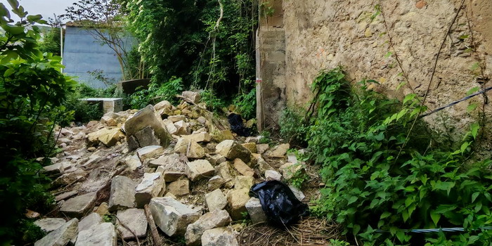 Nuovo crollo in via dei Mulini a Ragusa: i calcinacci di una casa in disuso piegano i cavi elettrici. Il consigliere Firrincieli: 