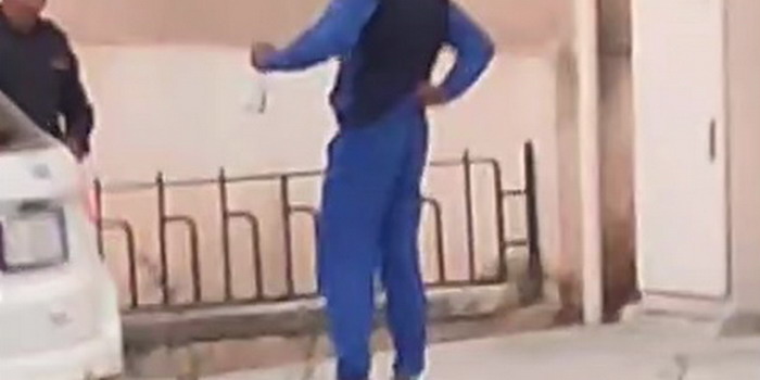 Il solito extracomunitario su di giri comincia ad urlare e a denudarsi in centro a Modica, creando disagi: sul posto polizia e carabinieri