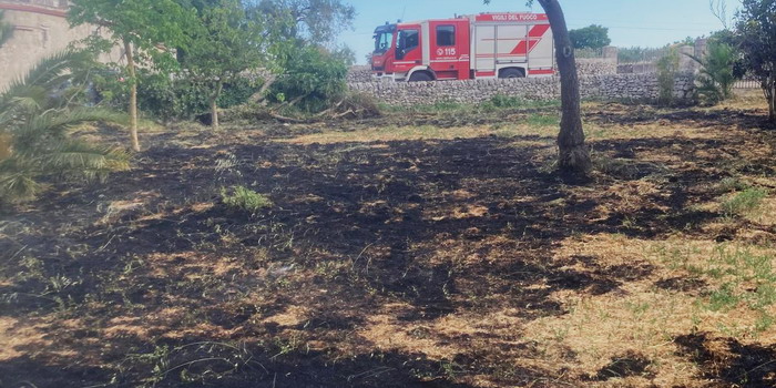 Incendio in un terreno di contrada Mauto a Modica: padre e figlio salvano la loro casa dalle fiamme lanciando secchiate d'acqua