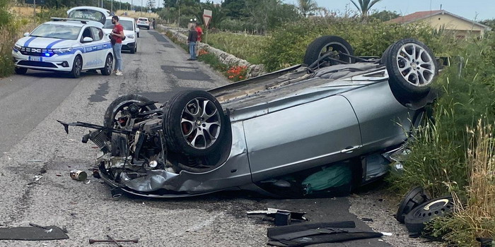 Alfa Romeo si ribalta nelle campagne di Modica: 21enne modicano estratto dalle lamiere e ricoverato in prognosi riservata