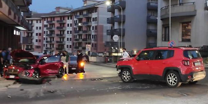 Scontro tra 2 auto all’intersezione tra via Di Vittorio e via Ducezio a Ragusa. Si invoca il cambio di segnaletica stradale come correttivo