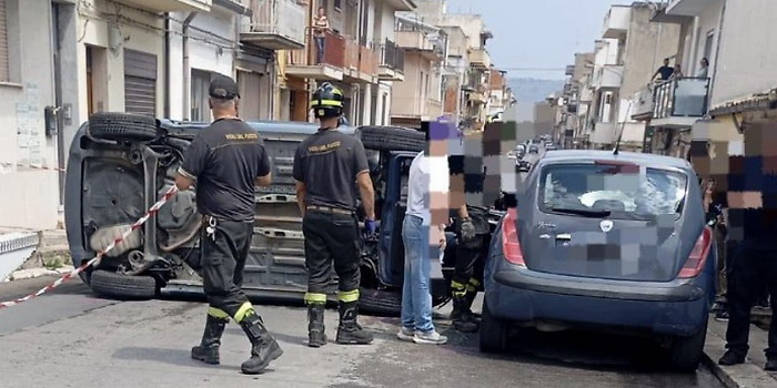 Un' auto cappotta in centro a Vittoria: 4 feriti