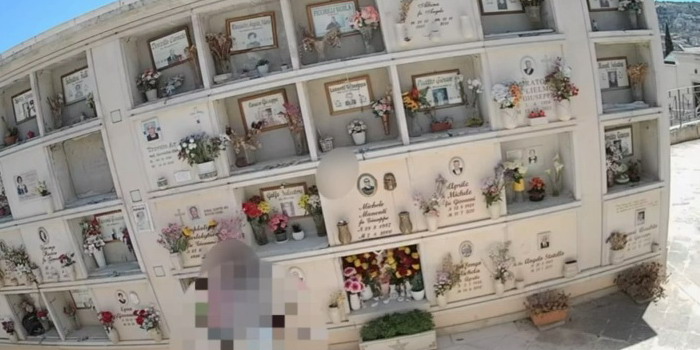 VIDEO Ladra di fiori al cimitero di Scicli. Donna incastrata dalle telecamere e denunciata