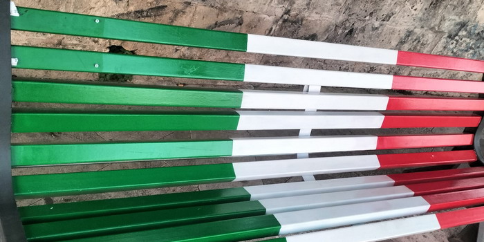 Rimossa la targa commemorativa dedicata ai Martiri delle Foibe e agli Esuli del confine orientale dalla panchina tricolore del belvedere Pizzo a Modica Alta