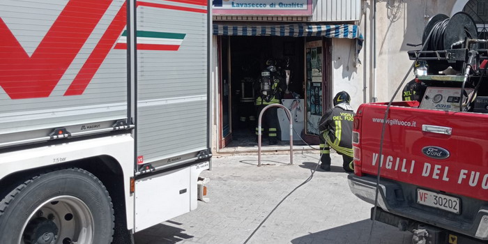Fiamme nella nuova zona residenziale di Scicli e principio d'incendio in una lavanderia di via Neve. Sono intervenuti i vigili del fuoco