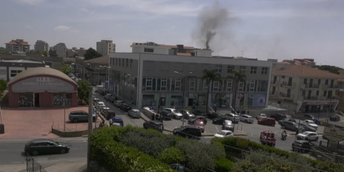 Principio di incendio sul tetto del palazzo che ospita una farmacia e studi medici sulla Sorda Sampieri a Modica