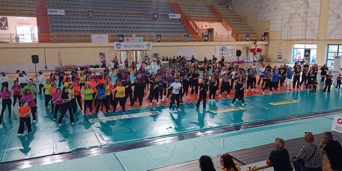 Quarto raduno nazionale dei balli di gruppo a Modica in un turbinio di adrenalina e divertimento. Le video interviste