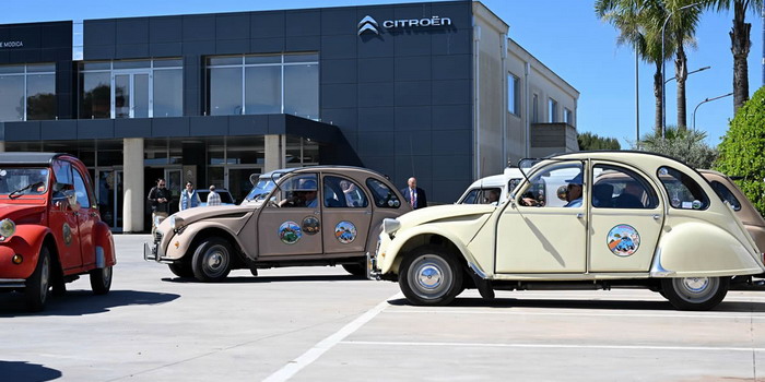 Il raduno delle iconiche bicilindriche Citroën a Modica