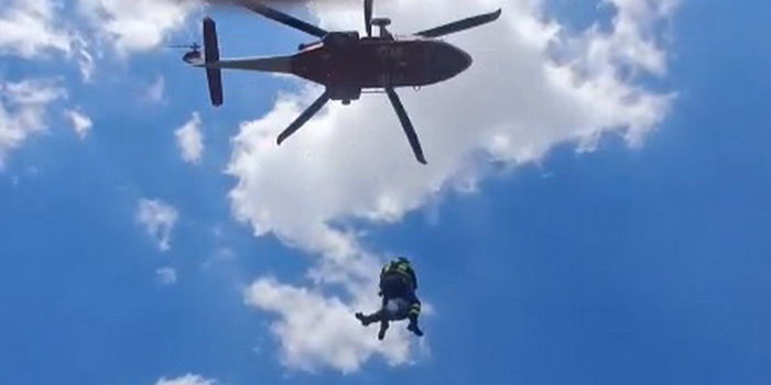 Intervento d'urgenza dei vigili del fuoco con l'elicottero nelle campagne tra Ragusa e Modica per salvare un 66enne precipitato in un dirupo