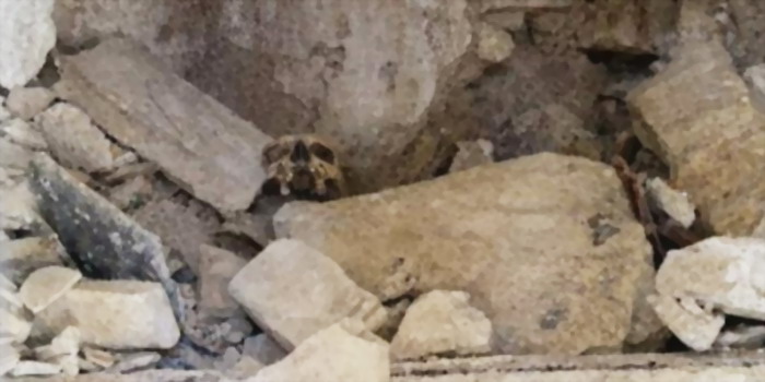 Tombe crollate e teschi a vista nella parte più vecchia del cimitero comunale di Modica