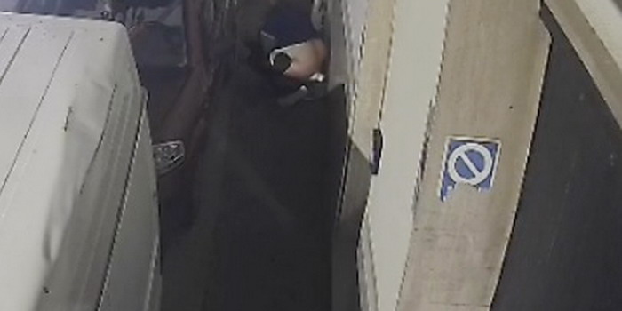 Scende dalla macchina per defecare sul marciapiede davanti al portone di una casa: indignazione a Vittoria
