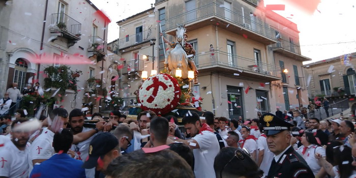 Ragusa ha vissuto una delle edizioni più suggestive della festa di San Giorgio Martire, patrono della città. Partecipata la processione
