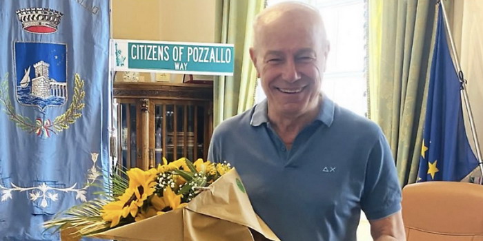 Il sindaco di Pozzallo Roberto Ammatuna è tornato al lavoro in municipio dopo l'infarto, accolto da un bel mazzo di fiori