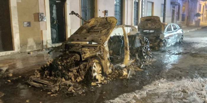Incendiata l’Audi Q8 di un professionista ad Acate, le fiamme hanno danneggiato anche l’altra sua auto parcheggiata accanto e la facciata di una casa. Indagano i carabinieri