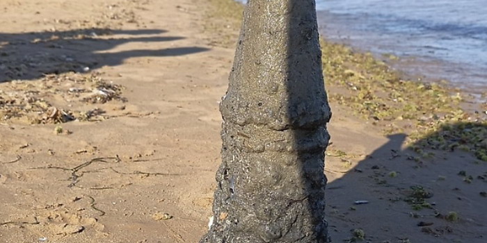 Bomba blindata risalente alla seconda guerra mondiale portata sulla spiaggia di Pozzallo dal mare. La zona è interdetta al pubblico