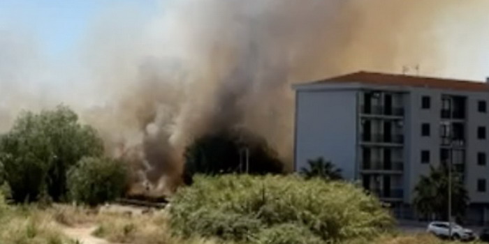Un incendio scoppiato nell’area del mercato dei fiori a Vittoria ha lambito la vicina palazzina residenziale. Nessun ferito, alcuni danni Un incendio scoppiato nell’area del mercato dei fiori a Vittoria ha lambito la vicina palazzina residenziale. Nessun ferito, alcuni danni